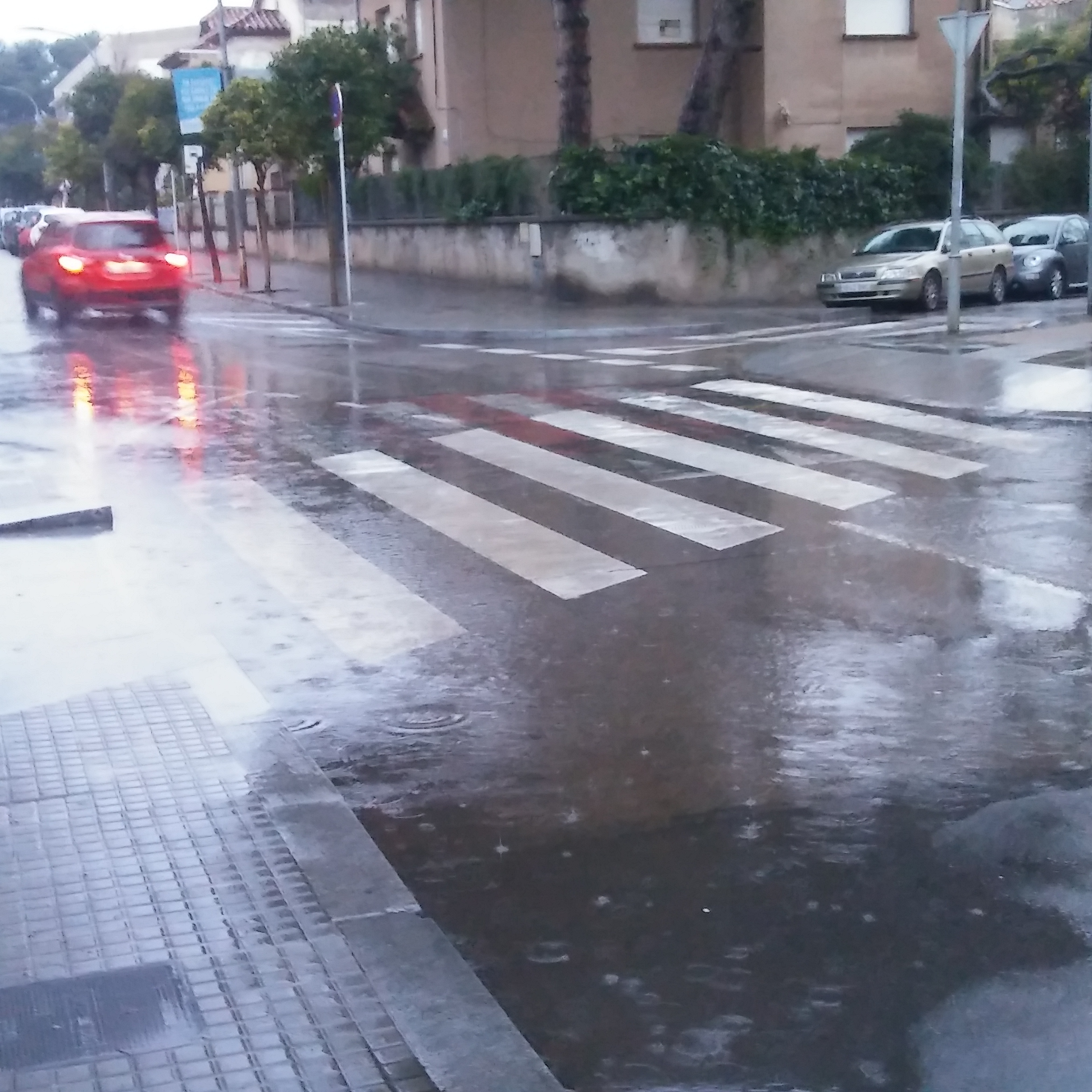 Media picture: Arrenjament de les bases que es formen al Carrer Constitucio amb el passeig 11 de setembre quan plou